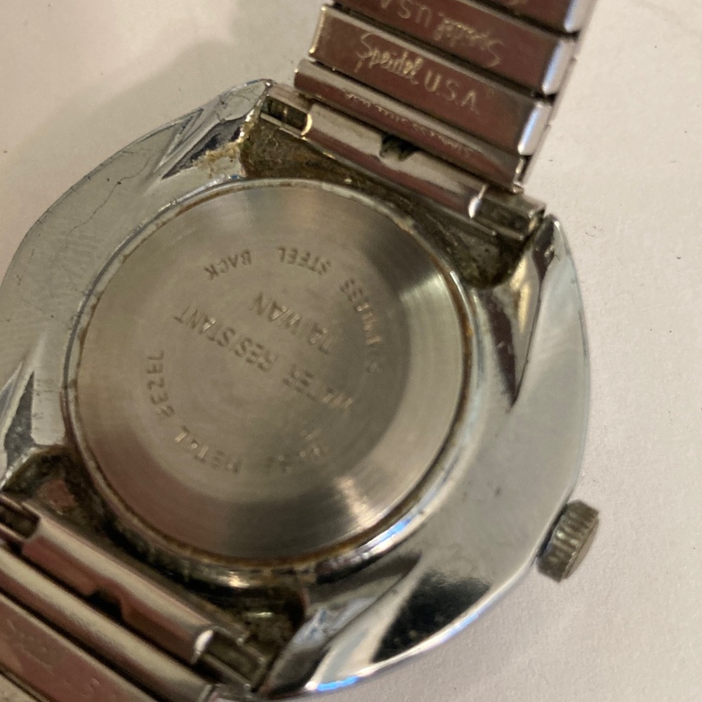 Vintage Timex watch, black dial, domed crystal, 2 straps, 1 leather, 1 stainless - Picture 15 of 17